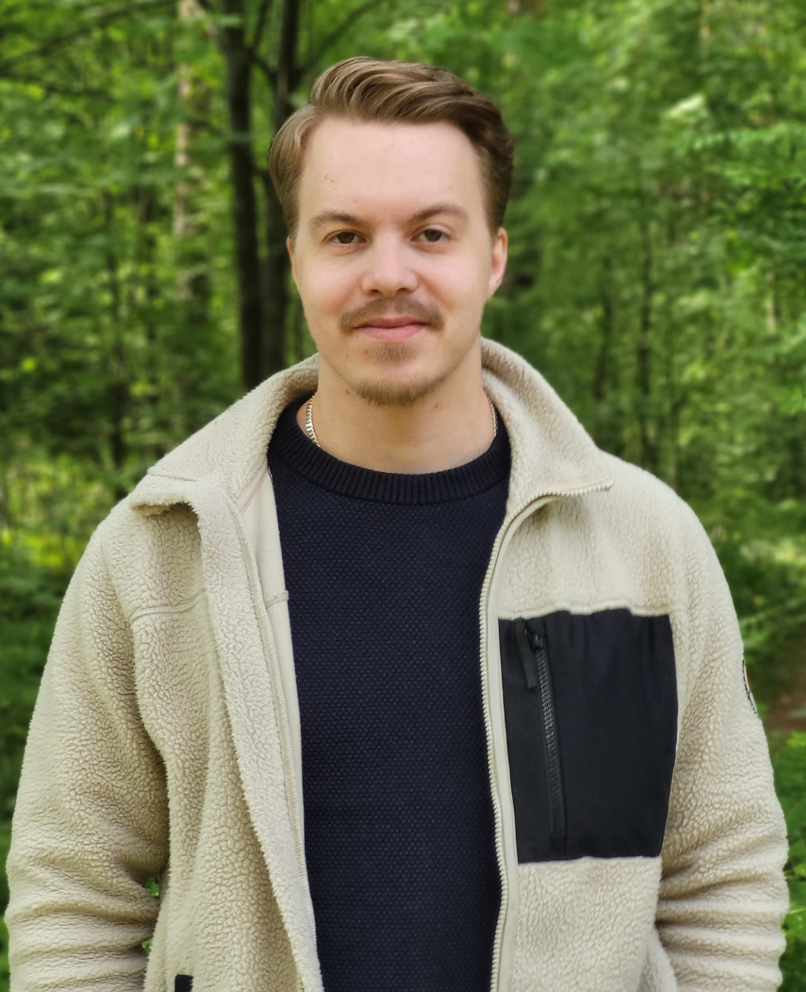 Nuori hymyilevä mies