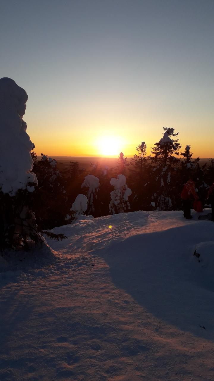 Vanhemmanväen kerho Punainen ilta-aurinko talvimaisemassa.